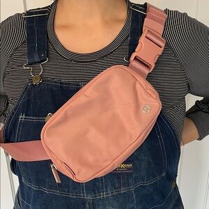 Lululemon Everywhere Belt Bag 1L in tea rose